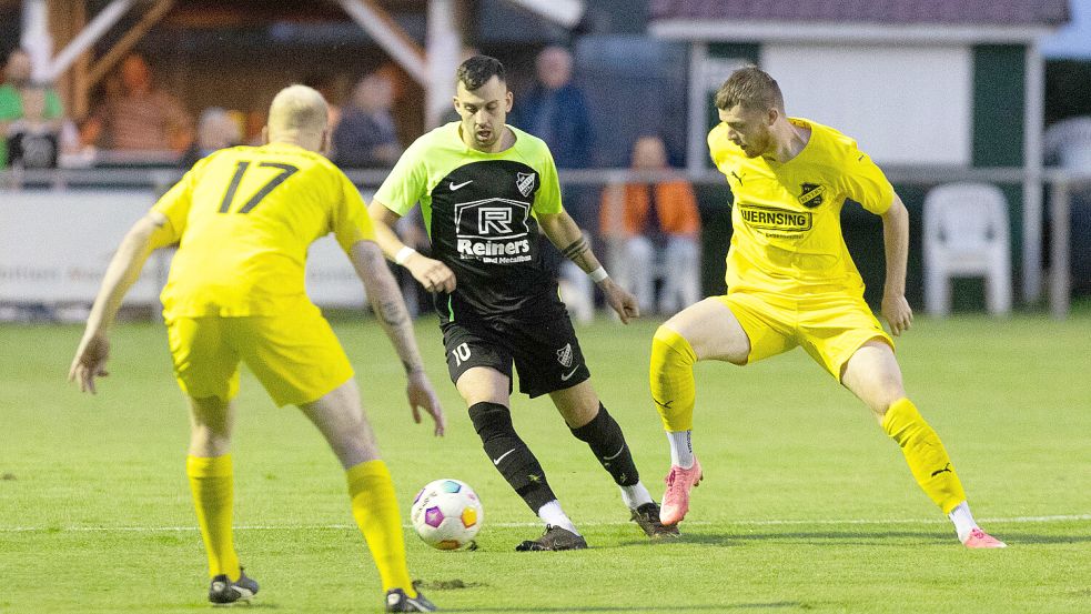 Manuel Suda (Mitte) hätte fast noch das 3:2 für Firrel erzielt. Fotos: Doden/Emden