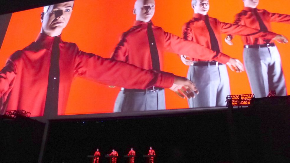 Die deutsche Band Kraftwerk tritt beim C6 Music Fest in Sao Paulo auf. Das Quartett trat in der Außenarena des Ibirapuera Auditoriums in Sao Paulo auf, am zweiten Abend des C6 Music Fest in Ibirapuera, Sao Paulo. Foto: picture alliance/dpa/TheNEWS2 via ZUMA Press Wire