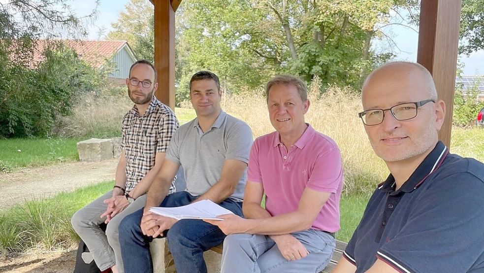 In Dorfentwicklung kann man auch Tee trinken: Beim Pressegespräch taten das Christoph Eschenbacher vom zuständigen Landesamt in Aurich (von links), Samtgemeindebürgermeister Christoph Busboom, sein Vertreter Ralf Möhlmann und Bauamtsleiter Marco Herzog. Foto: Nording