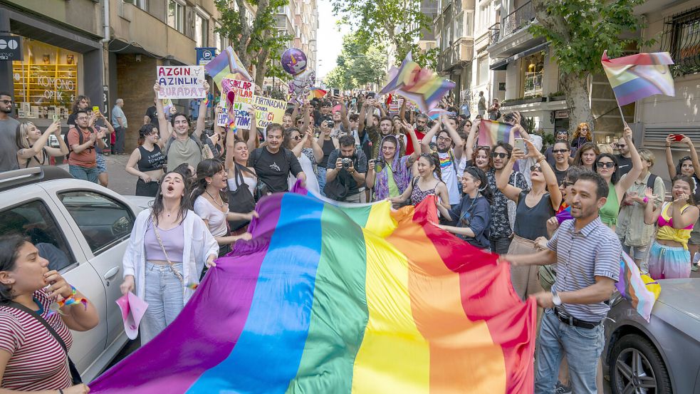 Unterstützer der LGBT-Community gehen trotz aller queer-feindlicher Hetze in der Türkei weiterhin für ihre Rechte auf die Straße. Foto: imago images/ZUMA Wire/Tolga Uluturk