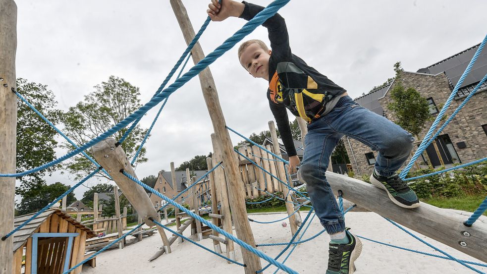 Spielen, klettern, toben: Der fünfjährige Tebbe aus Leer probiert den neuen Spielplatz im Logabirumer Anger aus. Foto: Ortgies