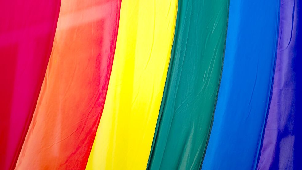 Die Regenbogenflagge steht für sexuelle Vielfalt. Foto: Sommer/dpa