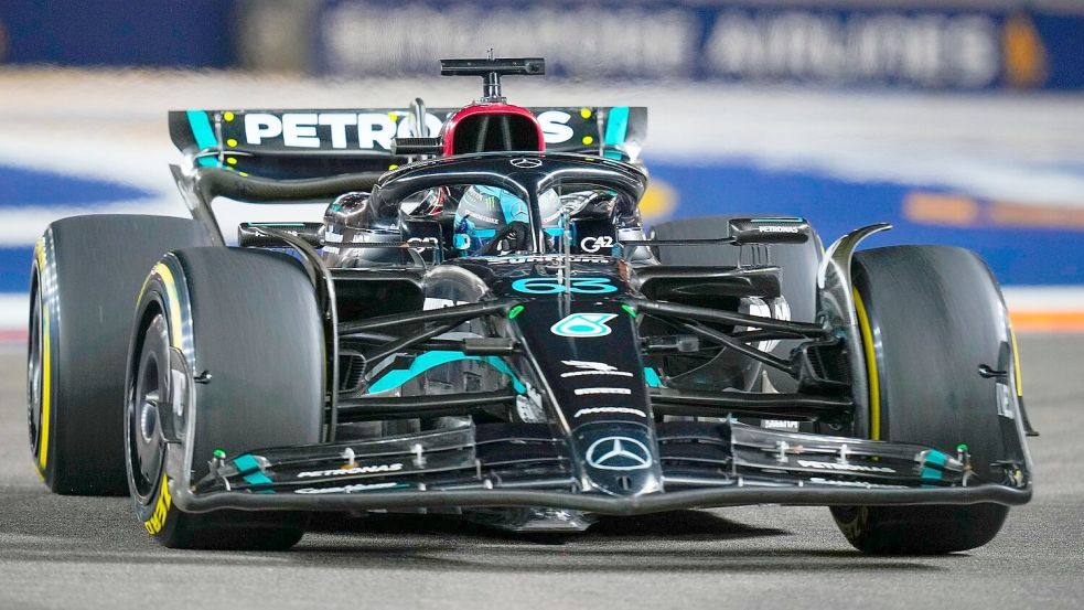 George Russell kam zu nah an die Wand und konnte seinen Mercedes nicht mehr auf der Strecke halten. Foto: Vincent Thian/AP/dpa