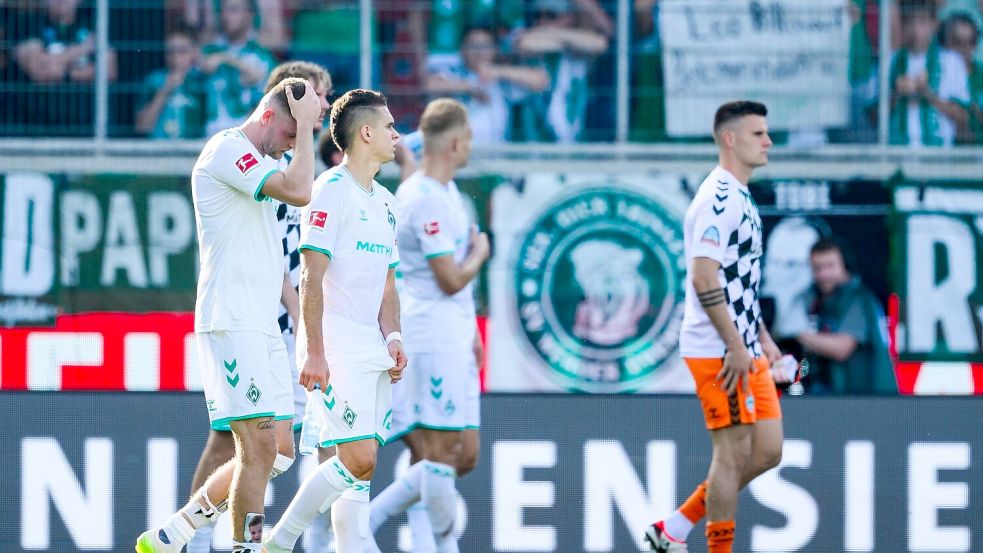 Die Werder-Spieler waren nach der Niederlage gegen Heidenheim bedient. Foto: Tom Weller/dpa