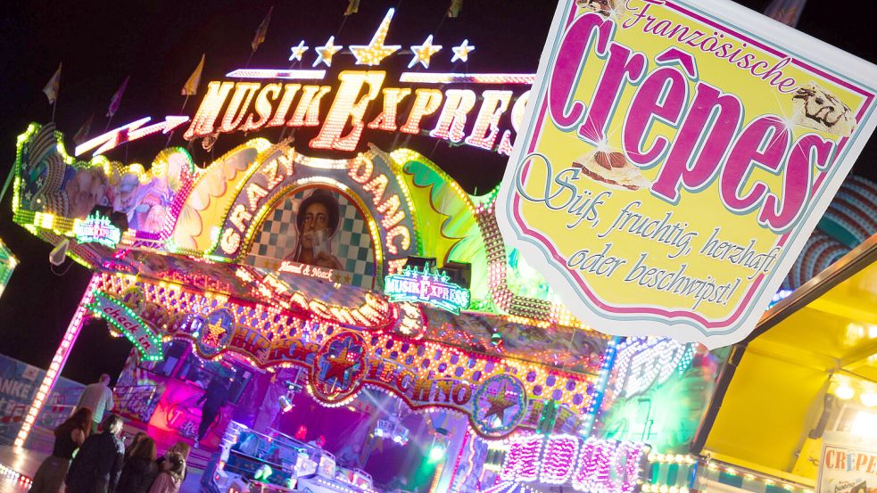 Auf dem Emder Schützenplatz drehen sich die Karussells noch bis zum späten Dienstagabend. Foto: J. Doden