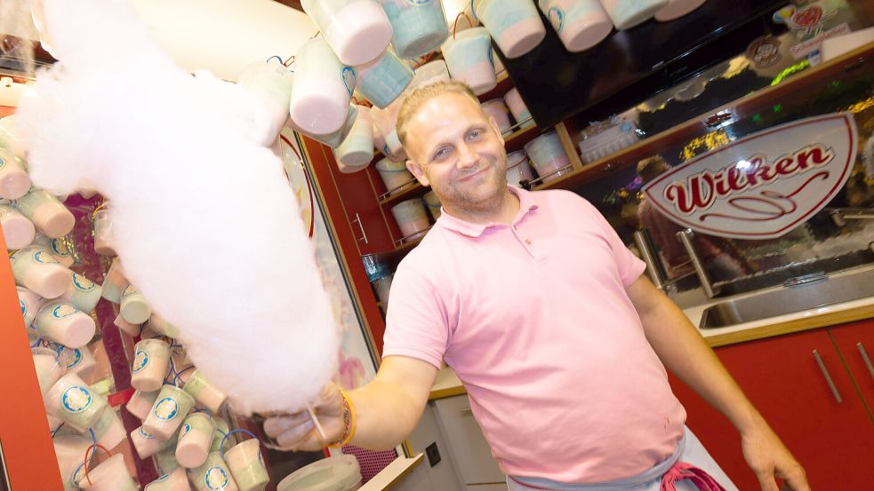 Schausteller Axel Wilken jun. verkauft Zuckerwatten frisch am Stiel, aber auch in Eimern. Foto: J. Doden
