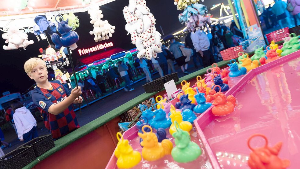 Linus Doden übt sich im Entenangeln. Dieses Spiel gehört zu den Klassikern auf dem Jahrmarkt. Foto: J. Doden