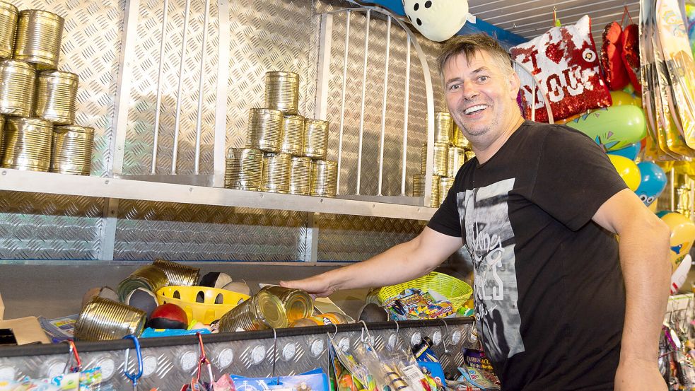 Das Dosenwerfen ist offenbar nicht totzukriegen. Schausteller Peter Eden hat deshalb gut lachen. Foto: J. Doden