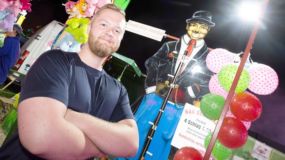 Kraft genug hat er: Lars Gjaltema übt sich beim Hau den Lukas. Foto: J. Doden