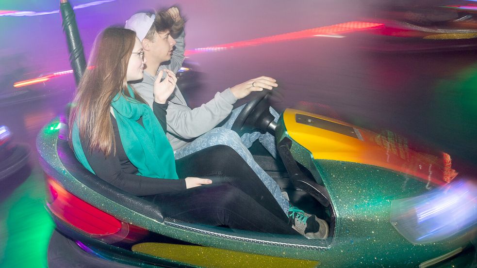 Für Damian Zöllner und dessen Freundin Fabienne Thiems gehören Fahrten im Autoscooter bei einem Jahrmarktbesuch dazu. Foto: J. Doden