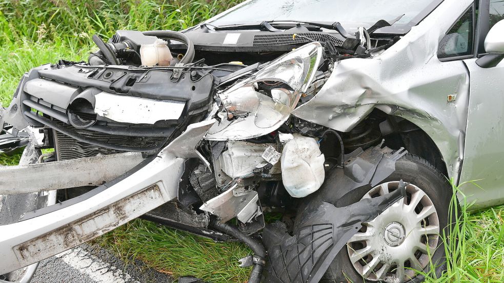 Bei dem Frontalzusammenstoß wurde der Wagen stark beschädigt. Foto: Wagenaar