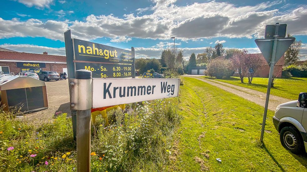 Noch gibt es hinter dem bisherigen Parkplatz am Nah&gut-Markt in Timmel einen Graben, den kleinen Krummen Weg und eine benachbarte Grünfläche. Künftig soll sich der Parkplatz über den Weg und die Grünfläche erstrecken. Fotos: Cordsen