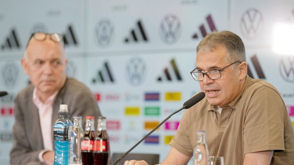 DFB-Präsident Bernd Neuendorf stellt in einer Pressekonferenz in Frankfurt Andreas Rettig (r) als neuen DFB-Geschäftsführer Sport vor. Foto: Thomas Frey/dpa