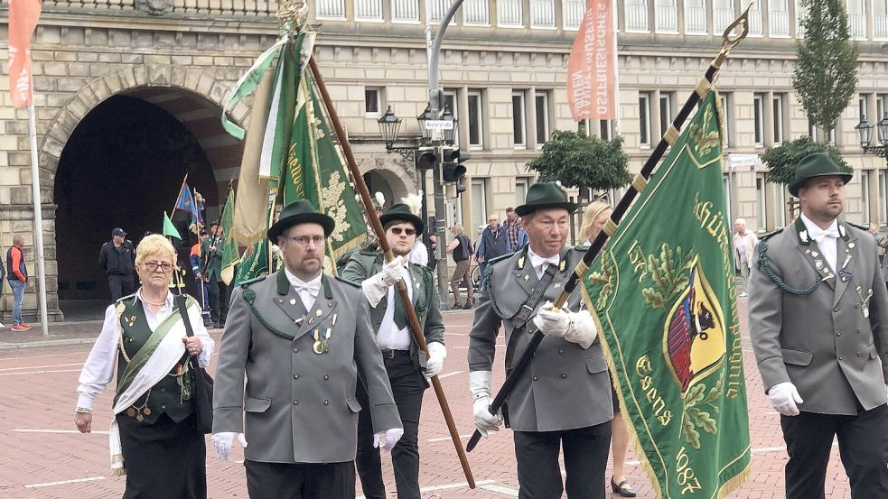 Es ging auch ohne Repräsentanten der Stadt: Der Einmarsch der Fahnenträger auf dem Rathausplatz zum Beginn des großen Festumzugs. Foto: H. Müller