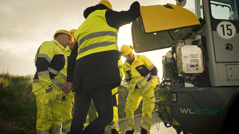 Unter der Haube des Radladers steckt ein Elektromotor. Davon konnten sich auch Mitarbeiter auf den Baustellen beim EWE-Netz-Pilotprojekt überzeugen. Fotos: EWE Netz