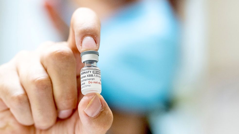 Der weiterentwickelte Corona-Impfstoff kann ab sofort eingesetzt werden. Foto: Christophe Gateau/dpa