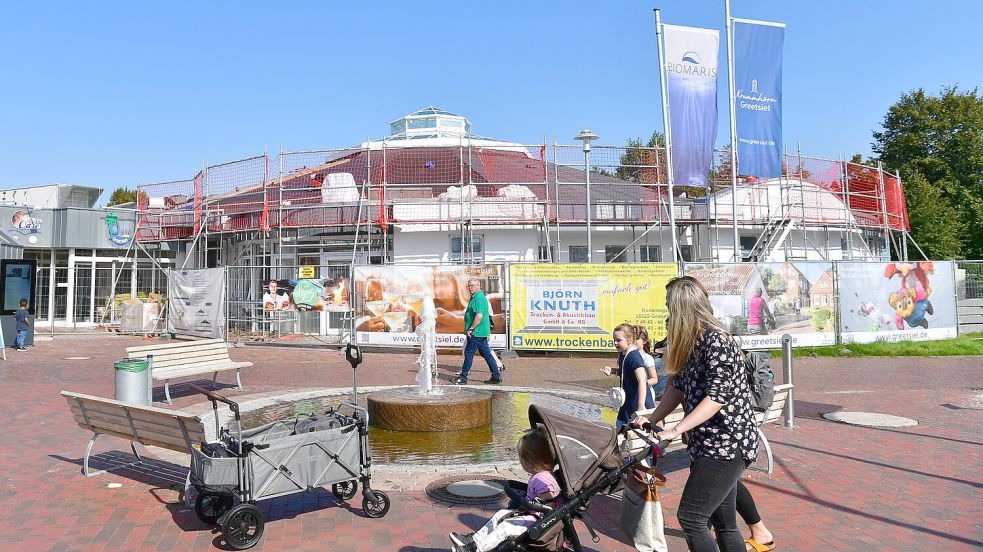 Die Oase in Greetsiel ist gegenwärtig noch komplette eingerüstet. Sie soll künftig unter dem Namen "Koppke" weiterbetrieben werden. Foto: Wagenaar