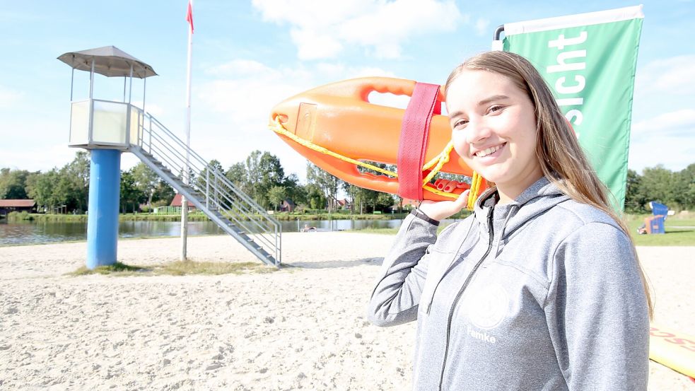 Die 19-jährige Schülerin Femke Carstens organisiert ein Team von Rettungsschwimmern für die Badeaufsicht am Ihler Meer. Viele von ihnen hat sie selbst ausgebildet. Foto: Böning