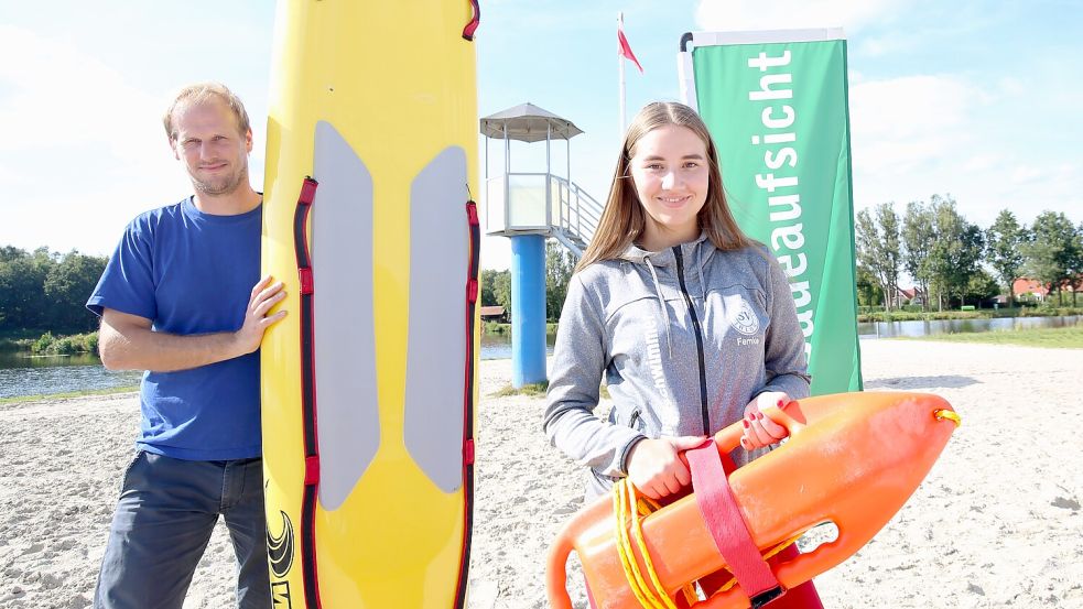 Vereinsvorstand Bernd Emkes und Rettungsschwimmerin Femke Carstens haben die Schwimmsparte des Vereins Eintracht Ihlow aufgebaut. Foto: Böning
