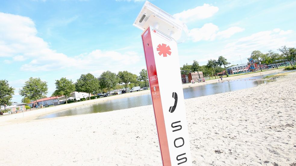 Die neue Rettungssäule am Ihler Meer in Ihlowerfehn. Hier gibt es auch Hilfe, wenn die Badeaufsicht einmal nicht da ist. Foto: Böning