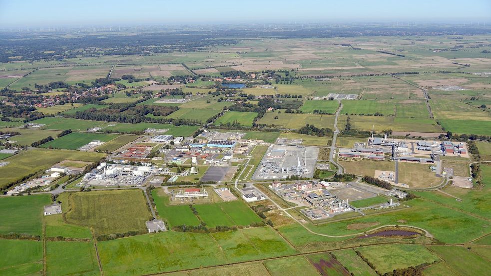 Die Kavernenanlage bei Etzel, zu sehen sind die Obertageanlagen. Das bebaute Gelände könnte bald deutlich größer werden. Foto: Storag Etzel