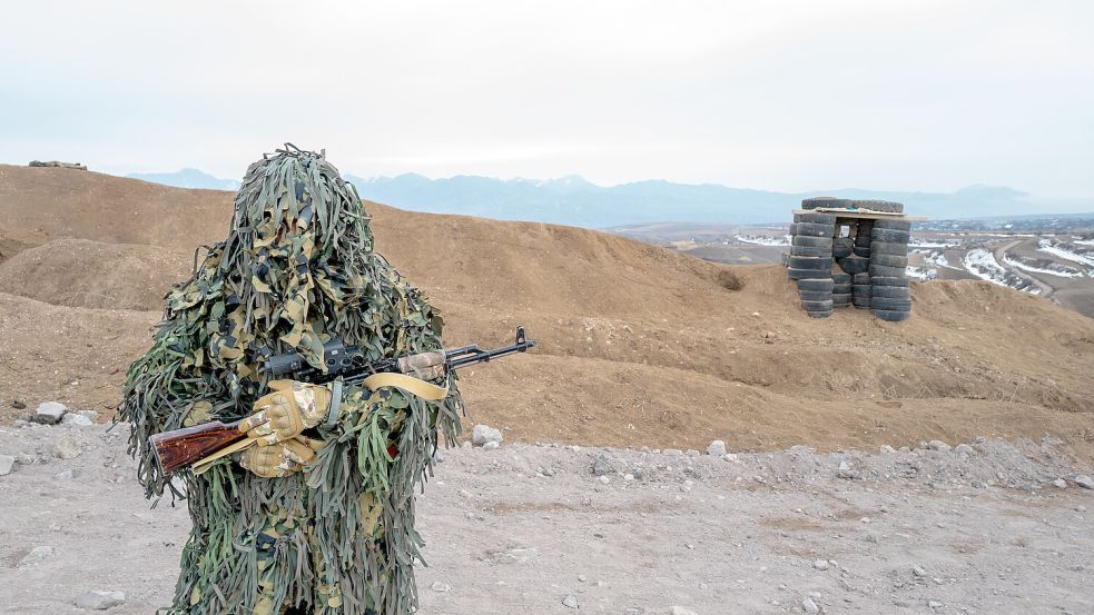 Ein Soldat steht in Tarnkleidung auf einem Militärposten an der Frontlinie im Latschin-Korridor. Foto: dpa/Le Pictorium Agency via ZUMA/Gilles Bader