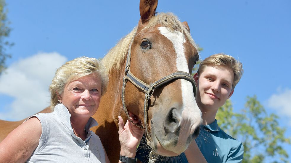 Zwei Trainergenerationen des Pferdesportvereins Ihlow in Bangstede: Hilke Casjens und Weke Dirks Fischer mit Schulpferd Lou. Foto: Ortgies