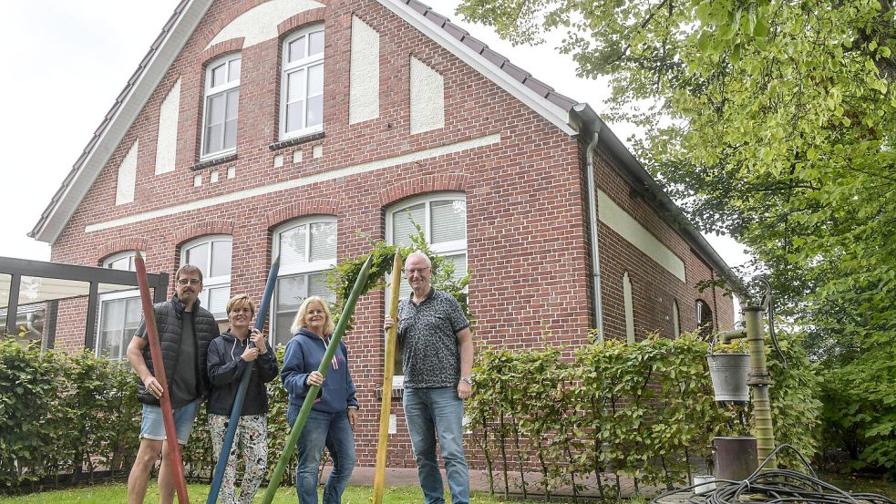 Die ehemalige Dorfschule ist heute eine Tagespflegeeinrichtung. Mit übergroßen Buntstiften als Symbol für die Vergangenheit des Gebäudes posieren (von links) Arnold Janssen, Martina Knipper, Hilde Ubben und Arnold Gossel. Foto: Ortgies