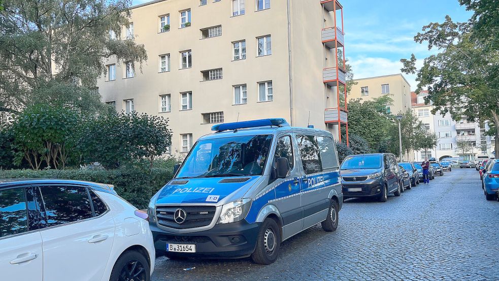 Ein Einsatzfahrzeug der Polizei steht bei einer Razzia gegen eine Neonazi-Gruppe in Berlin-Alt-Hohenschönhausen. Bundesinnenministerin Faeser hat den rechtsextremistischen Verein „Hammerskins Deutschland“ sowie seine regionalen Ableger und die Teilorganisation „Crew 38“ verboten. Wie das Ministerium mitteilte, durchsuchten Einsatzkräfte der Polizei am frühen Morgen Wohnungen von 28 mutmaßlichen Mitgliedern des Vereins in zehn Bundesländern. Foto: Totaro/dpa