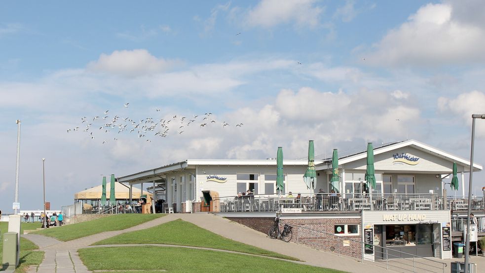 Der Wattkieker steht in Harlesiel auf Deichhöhe, gegessen wird mit Blick auf Nordsee und Hafen. Foto: Oltmanns