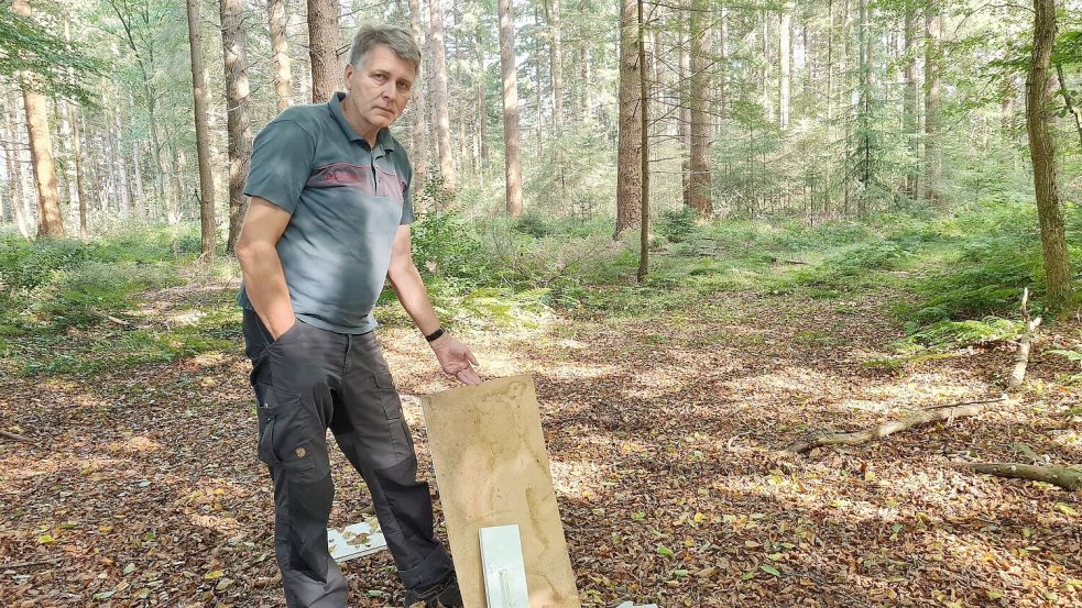 Förster Gerd Dählmann ist über diese Art der Müllentsorgung entsetzt. Fotos: Cordes