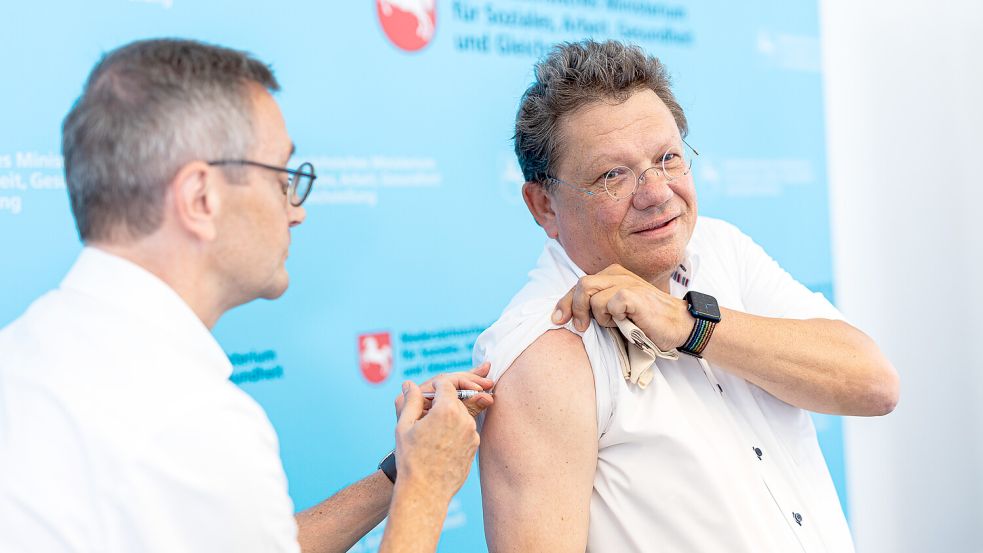 Hier impft der Behördenchef persönlich: Fabian Feil, Präsident des Niedersächsischen Landesgesundheitsamtes, verpasst Niedersachsens Gesundheitsminister Andreas Philippi den Grippeschutz. Foto: Michael Matthey/dpa