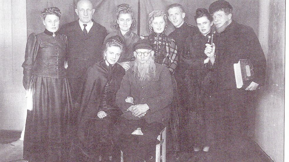 Das Ensemble von „„Mannslü sünd Pack“, das 1948 gespielt wurde. Foto: Archiv NDT Aurich