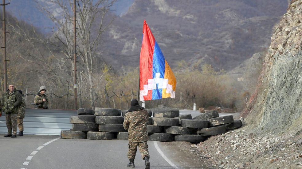 Nach der Waffenruhe in Berg-Karabach wird Aserbaidschan wohl versuchen, das vor allem von Armeniern bevölkerte Gebiet zu annektieren. Foto: dpa/AP/Sergei Grits/AP/dpa