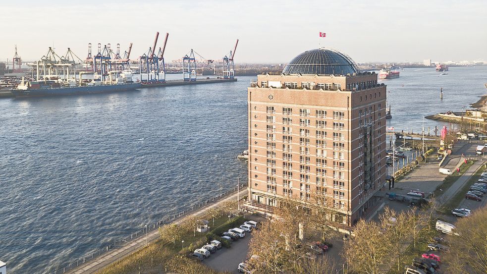 Direkt an der Elbe thront die Seniorenresidenz Augustinum. Wer hier leben will, braucht ein gut gefülltes Sparkonto. Foto: Augustinum Hamburg