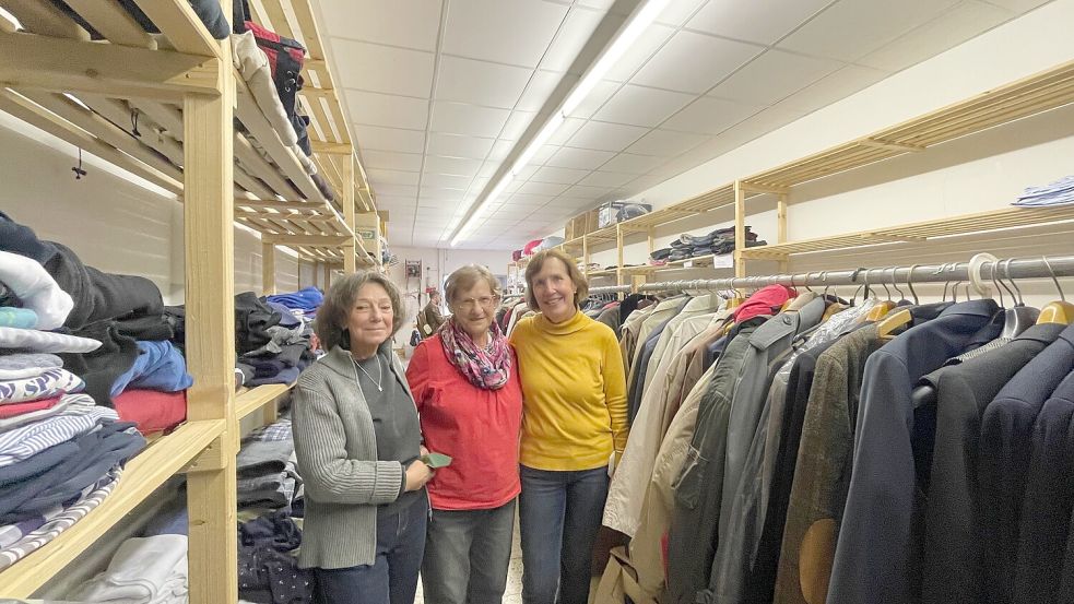 •Agnes Arends (von links), Brunhild Hübner und Marianne von Frese in der Kleiderkammer in Hinte. Dieses Foto ist bei unserem letzten Besuch im Oktober entstanden. Foto: Archiv/Weiden