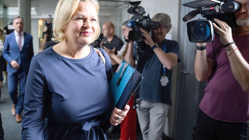 Gequältes Lächeln: Bundesinnenministerin Nancy Faeser auf dem Weg zum Innenausschuss des Bundestages. Foto: picture alliance/dpa/Bernd von Jutrczenka