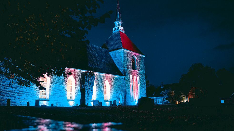 Bei den Krummhörner Lichtertagen erstrahlen die historischen Kirchen der Gemeinde in besondrem Licht, wie hier bei einer vergangenen Auflage die Kirche in Rysum. Foto: Mennenga