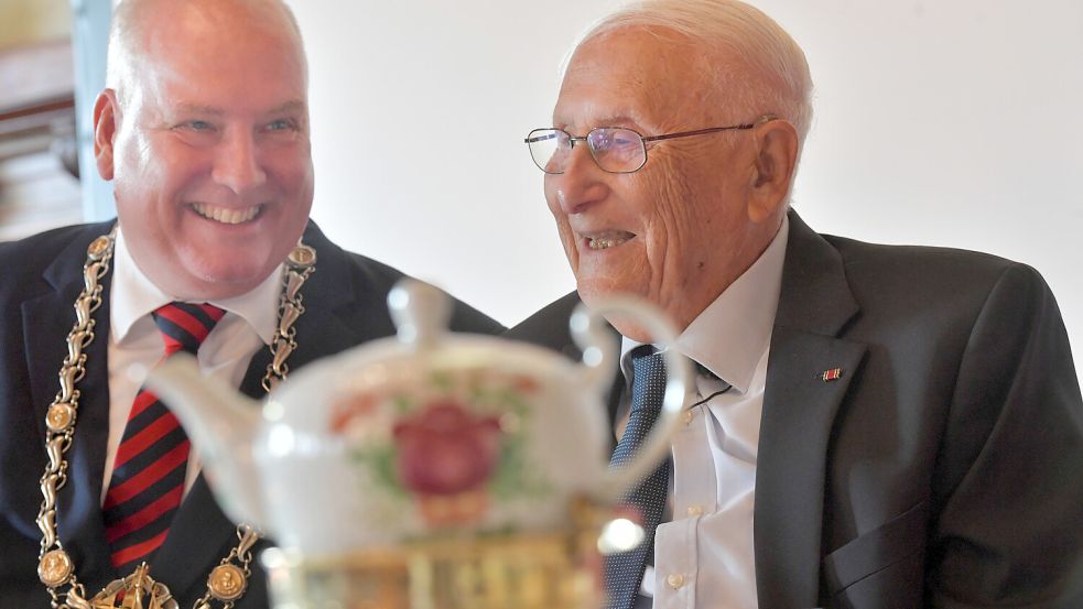 Albrecht Weinberg wurde im Festsaal des Historischen Rathauses zum Ehrenbürger der Stadt Leer ernannt. Foto: Ortgies