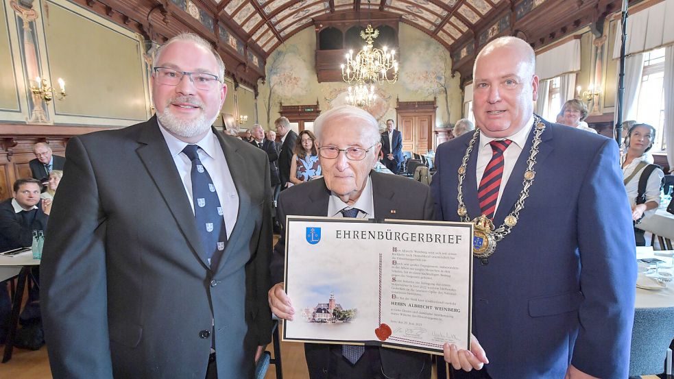 Jetzt ist es offiziell: Albrecht Weinberg (Mitte) mit Hauke Sattler (links, Ratsvorsitzender) und Bürgermeister Claus-Peter Horst. Foto: Ortgies