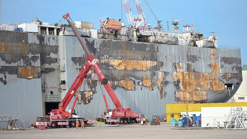 Seit Anfang August liegt die „Fremantle Highway“ in Eemshaven. Bergungsexperten holten dort etwa 1000 Autos von Bord. Foto: Penning/DPA