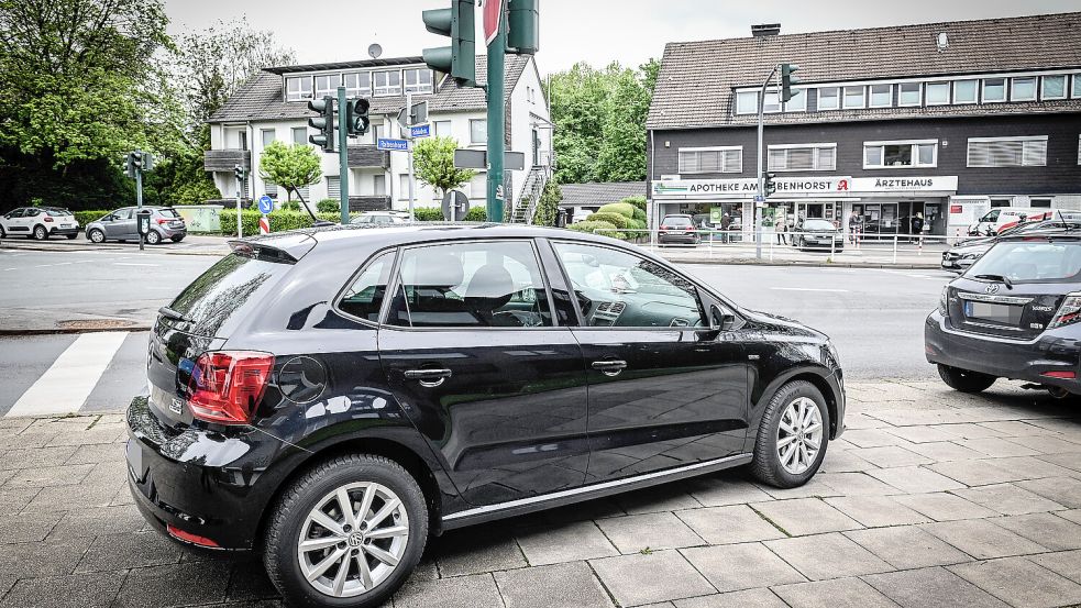 Wer ohne Parkschein parkt, kommt auf Dauer günstiger weg - das hat eine Studie herausgefunden. Foto: Imago Images/Funke Foto Services/Kerstin Kokoska