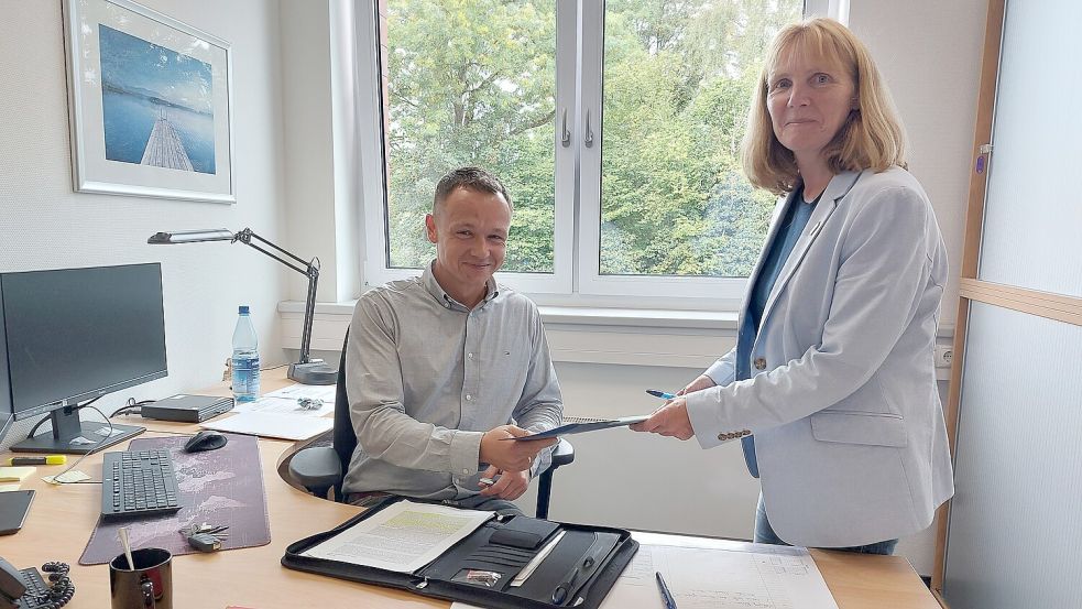 Oliver Janssen will dafür sorgen, dass mehr Leute in der Gemeinde Krummhörn von der Arbeit der Bürgermeisterin Hilke Looden sowie allgemein den Prozessen im Rathaus erfahren. Viel Bürgerbeteiligung sei ihm sehr wichtig, so Janssen. Foto: Hanssen
