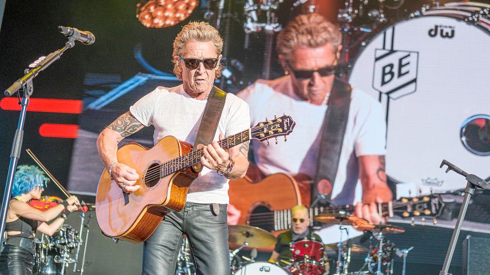 Peter Maffay und seine Band bei einem Open Air 2023 in Gelsenkirchen: Für das kommende Jahr ist eine Deutschland-Tournee geplant. Foto: imago images/Funke Foto Services