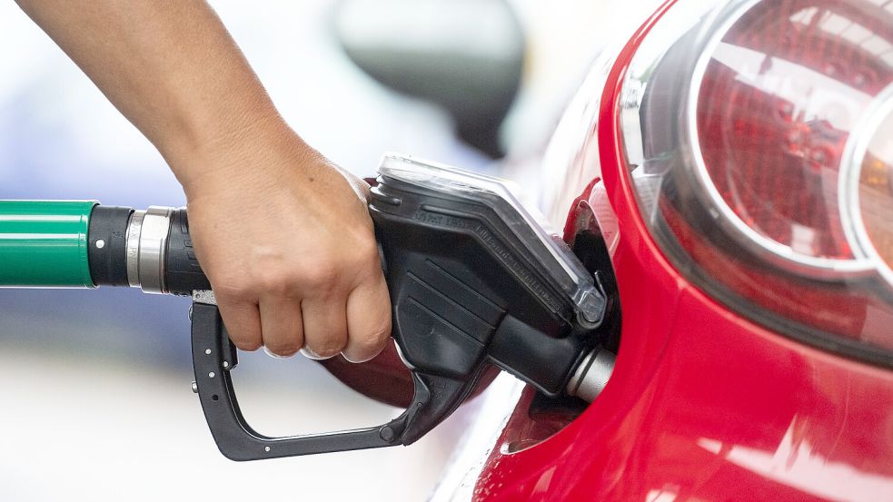 Eine Frau tankt an einer Tankstelle. Tanken wird immer teurer – in Deutschland, aber auch in den Niederlanden. Foto: Murat/DPA