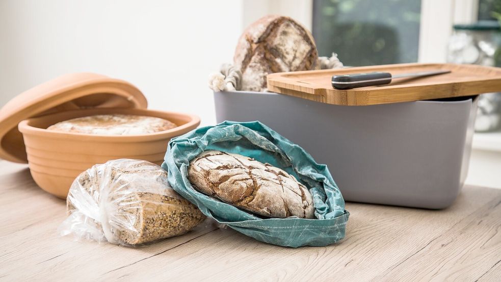 Das Brot muss immer in einer luftdurchlässigen Verpackung liegen, da es sonst schnell schimmelt. Foto: Christin Klose/dpa-tmn