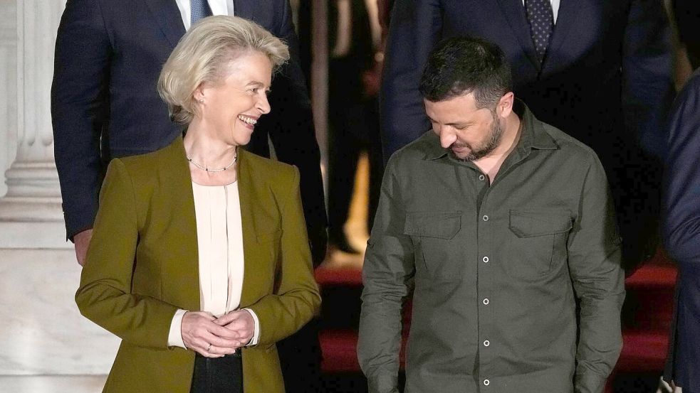 EU-Kommissionspräsidentin Ursulay von der Leyen (l.) mit dem ukrainischen Präsidenten Wolodimir Selenskyj. Foto: dpa/AP/Thanassis Stavrakis