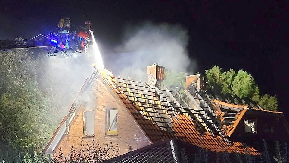 In der Nacht auf Donnerstag brannte der Dachstuhl eines Einfamilienhauses in Marienwehr erneut. Foto: Feuerwehr