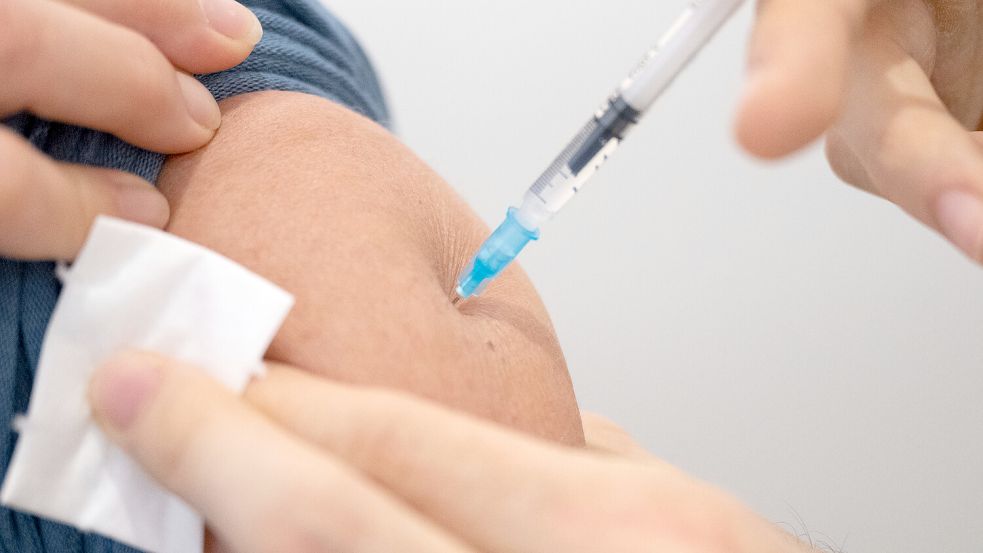 Ärzte empfehlen für gewisse Personengruppen eine Impfung gegen Corona, aber auch gegen die Grippe. Doch verträgt sich beides miteinander? Foto: dpa/Marijan Murat