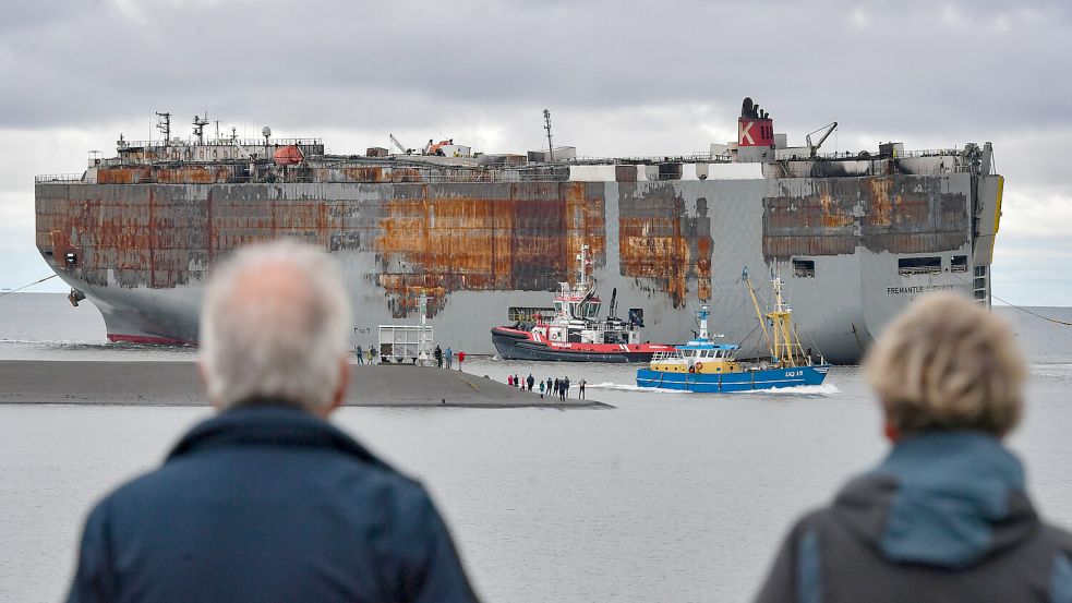 Schaulustige versammelten sich am Donnerstagnachmittag in Eemshaven, um einen letzten Blick auf den schwer beschädigten Autofrachter „Fremantle Highway“ zu erhaschen, der bis Sonnabend nach Rotterdam geschleppt werden soll. Fotos: Ortgies